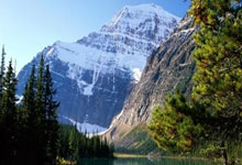 [图]国足众将积极备战日本 主帅伊万表情严肃.